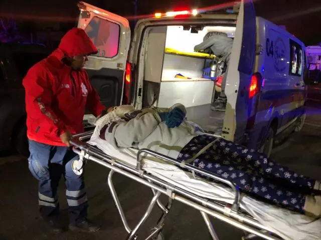 La mujer circulaba por la calle Claveles, de norte a sur, y al llegar al cruce con la calle Geranios no respetó la señal de alto, atravesándose al paso de un vehículo Mitsubishi, color gris, conducido por Jesús Valdez.