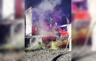 Durante la madrugada de ayer, un incendio consumió por completo dos plataformas cerradas que se encontraban estacionadas.