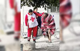 Un hombre de la tercera edad terminó con severas lesiones por quemaduras luego de que el fuego que encendió para calentarse se saliera de control.