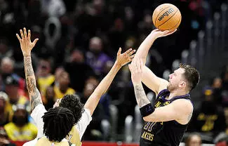  Luka Doncic logró un triple-doble antes del descanso y terminó con 37 puntos, 13 asistencias y 11 rebotes en la victoria de Los Angeles Lakers el viernes por 142-111 sobre los Washington Wizards. 