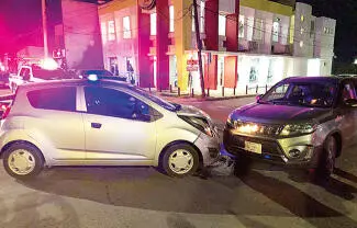 Dos mujeres se vieron involucradas en un fuerte accidente automovilístico registrado la noche de ayer.