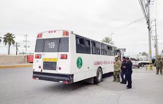Pánico entre pasajeros y curiosos debido a la gran cantidad de humo negro que arrojó la falla mecánica