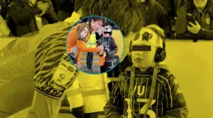 Cuando el delantero llegó con el niño identificado como Ronnie, llevaba lista una playera del Hull City Association Football Club para dársela directamente en sus manos