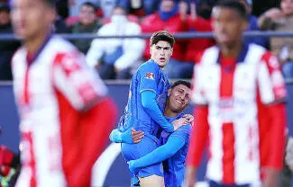 “La Hormiga” rompió el empate ante San Luis para darle al Guadalajara su cuarta victoria, reafirmándose como líder indiscutido