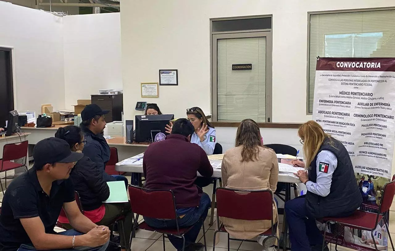 El salario ofrecido para los oficiales es de 20 mil 520 pesos mensuales, libres de impuestos, más todas las prestaciones de ley que corresponden al g