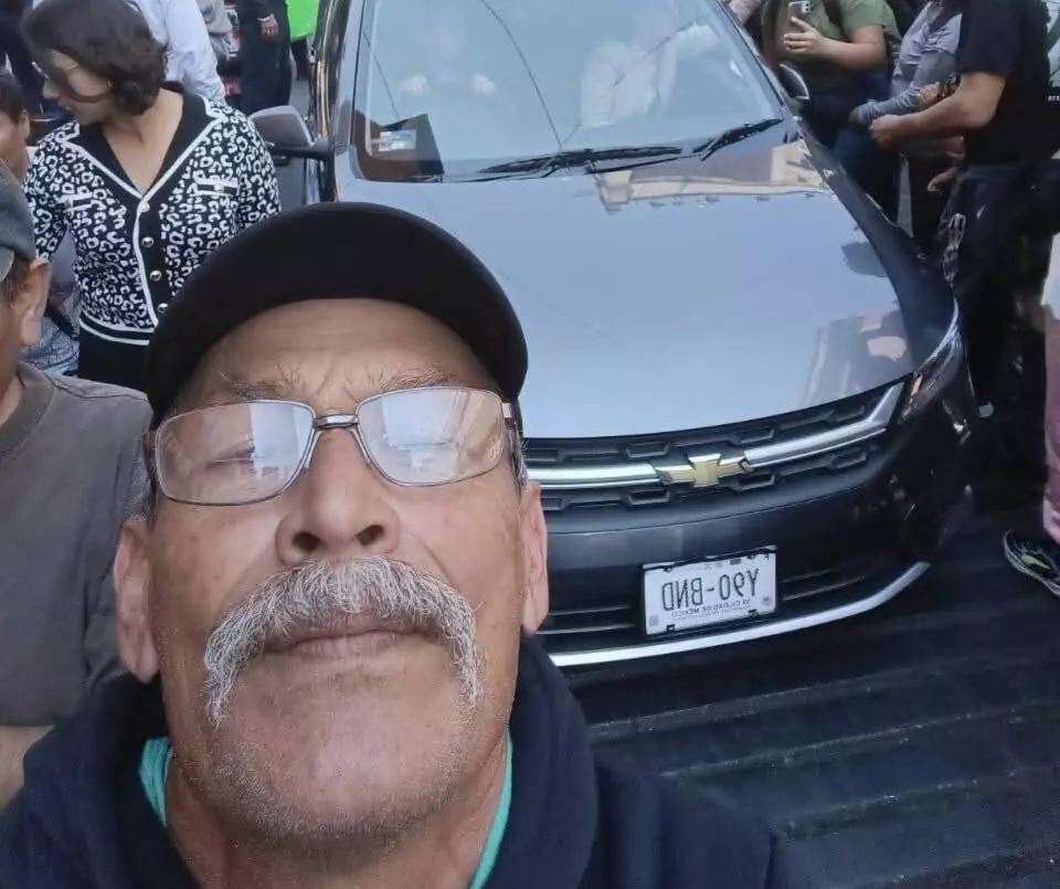 Tras el breve intercambio, el ánimo dio un giro radical, por lo que los obreros discuten ahora la posibilidad de levantar el plantón.