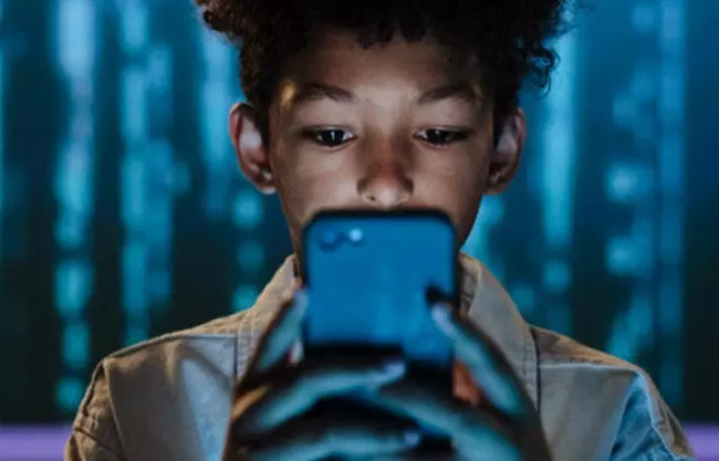 Jóvenes están expuestos en redes sociales; imparte fiscal general conferencias para informarles sobre riesgos