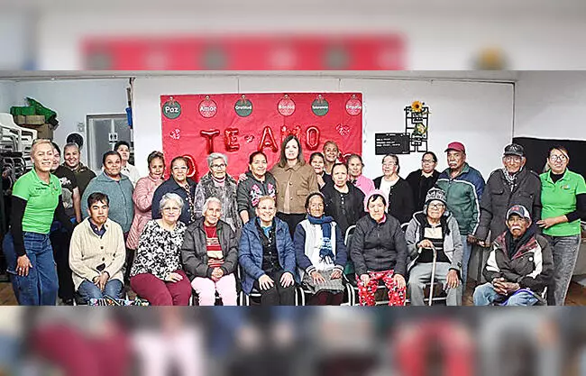 Convive Sari Pérez con adultos mayores