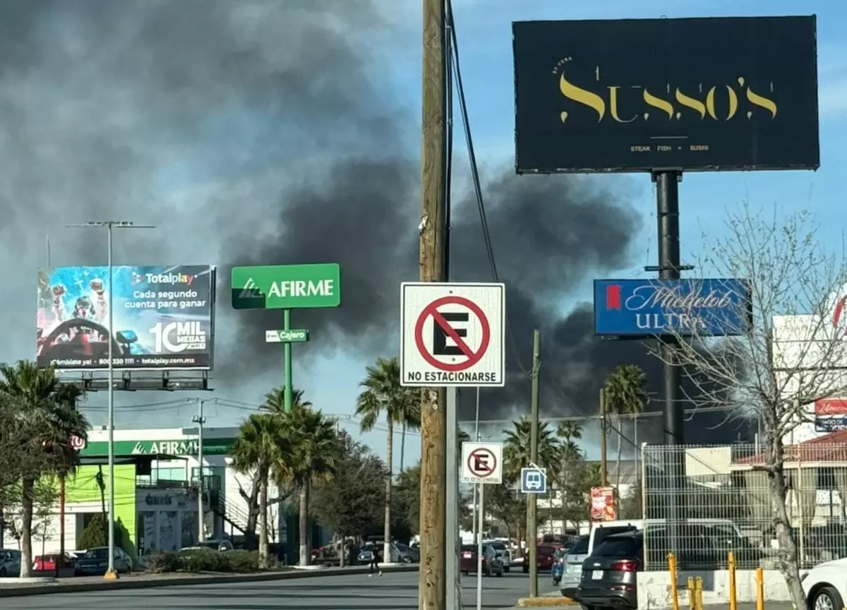 El fuego consumió en su totalidad el negocio, que contaba con una palapa, y dejó severos daños materiales en el lugar.