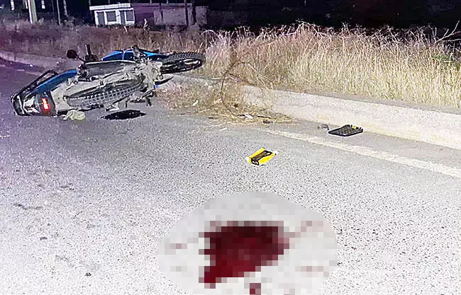 Conductor pierde la visibilidad en el tramo, sube a las boyas en el retorno y cae contra el pavimento