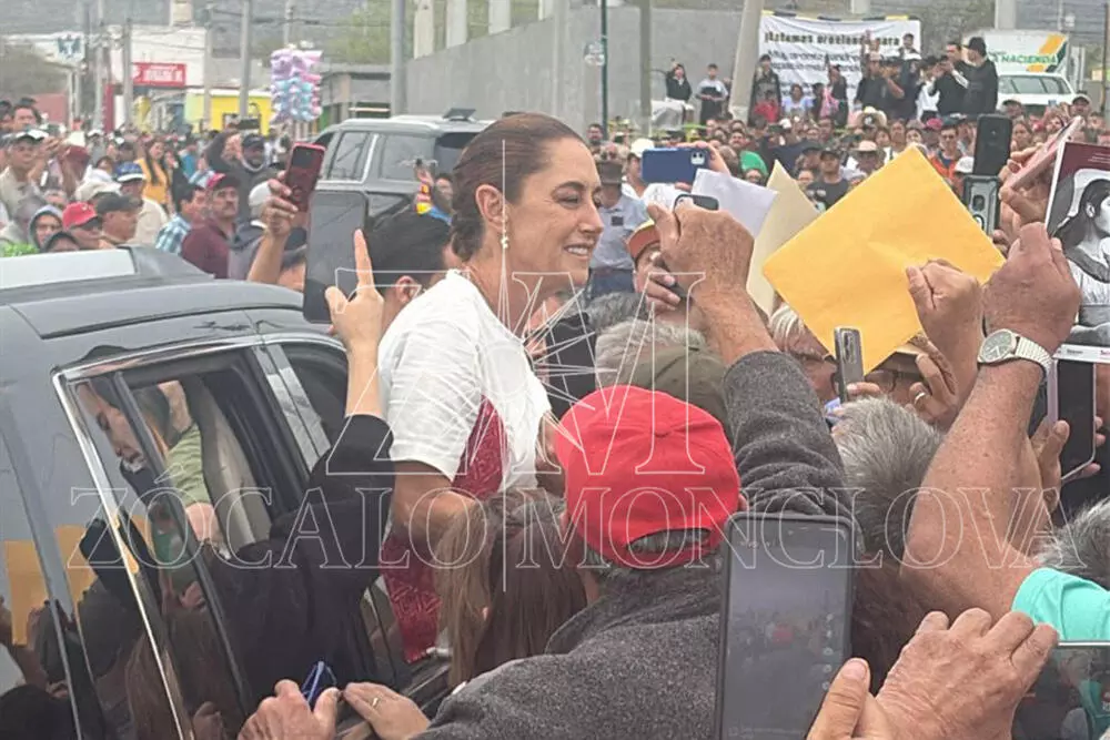 La presidenta de México, Claudia Sheinbaum Pardo, fue recibida por decenas de ciudadanos con peticiones.