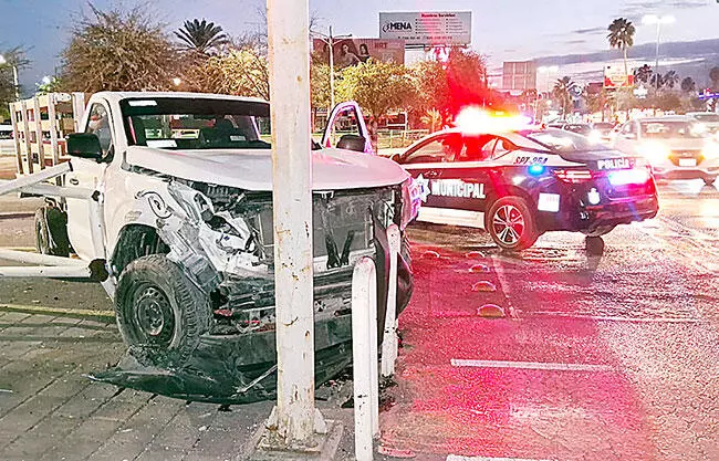 El accidente dejó como saldo dos personas lesionadas y miles de pesos en daños materiales