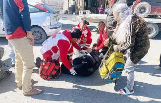 El afectado terminó tendido en el pavimento y con una fractura en su pie derecho