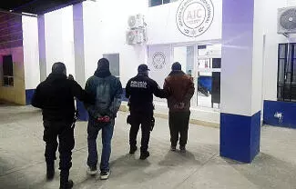 Le dicen a Rodolfo que Andrés acosaba a su pareja, por lo que, alcoholizado, lo buscó para agredirlo