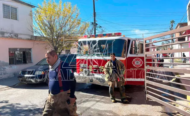 Los bomberos ingresaron al área afectada, realizaron labores de búsqueda y procedieron a ventilar los cuartos aledaños para evitar mayores riesgos.