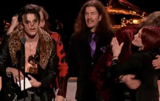 El joven artista, quien desfiló por la alfombra roja del brazo de Sharon Osbourne, insistió en que ella lo acompañara hasta el podio para recibir el galardón. 