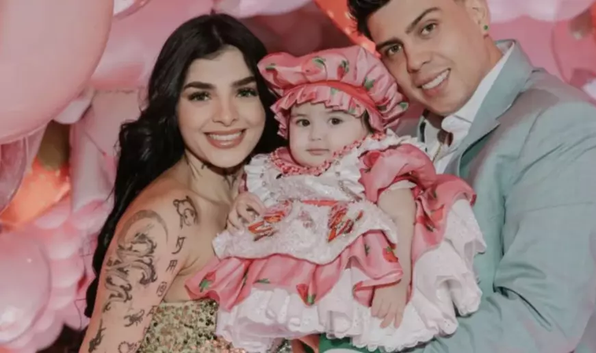 Karely Ruiz celebró el primer cumpleaños de su hija Madisson con una lujosa fiesta temática de Rosita Fresita, llena de detalles y emotividad.