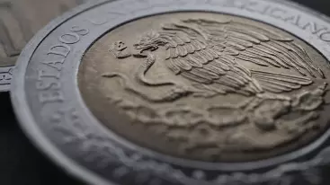 El peso mexicano regresó del día feriado aprovechando la debilidad del dólar y su buen momento, con lo que recortó 16 centavos respecto de su último cierre.