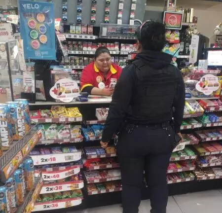 Testigos indicaron que el individuo escapó caminando hacia calles aledañas, perdiéndose en el sector antes de que pudiera ser localizado por los oficiales que atendieron el llamado.