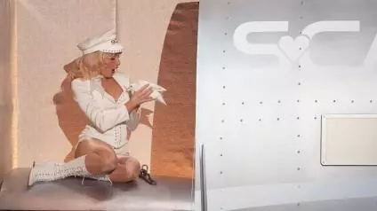 La cantante estadounidense enfrentó una polémica luego de que la organización sin fines de lucro se lanzara contra su presentación en los prestigiosos premios, que incluyó un ave viva