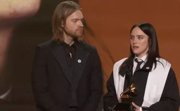 La cantante hizo un gesto de protesta desde la alfombra roja y luego dio un mensaje directo en el escenario