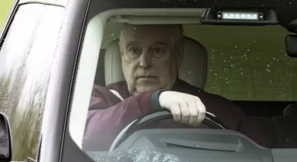 Su mudanza forzada sacude a la monarquía británica.