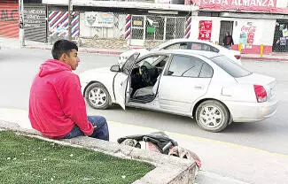 Un choque entre dos vehículos se registró en el cruce de las calles Jiménez y Cuauhtémoc, dejando como saldo únicamente daños materiales.