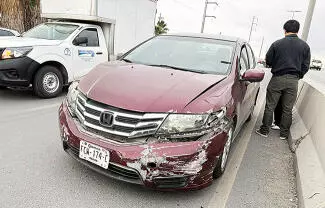 Caos vial y daños materiales en tres vehículos, dejó un choque por alcance que se registró la mañana de ayer.