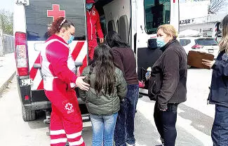 Dos mujeres lesionadas y severos daños materiales dejó un choque tipo carambola que se suscitó durante la mañana de ayer.
