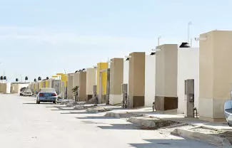 Ante los bajos salarios, la mayoría de los trabajadores sólo alcanzan créditos del Infonavit para comprar viviendas económicas.