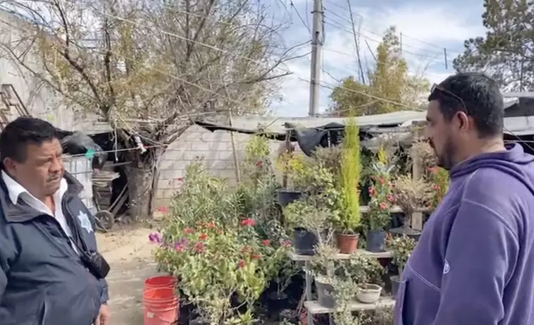 Trascendió que vivía en un pequeño cuarto improvisado que él mismo hizo con cartón en la parte de atrás del lugar.