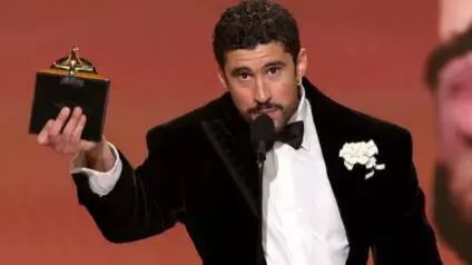 El famoso cantante puertorriqueño asistió a la entrega de premios con un atuendo que llamo la atención de los cibernautas