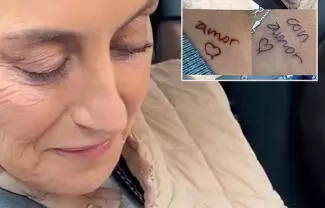 Dos mujeres mostraron a la presidenta los tatuajes con corazones y frase que ella misma les dibujó.