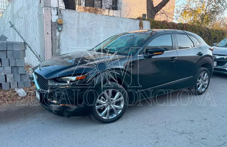 Durante su trayecto, la conductora no respetó el señalamiento gráfico de alto, que le indicaba detener la marcha por completo.