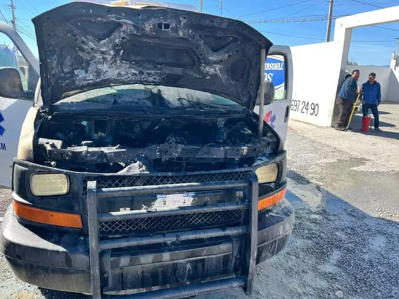 Afortunadamente, ambos socorristas resultaron ilesos; sin embargo, la ambulancia fue declarada pérdida total debido a los severos daños ocasionados.