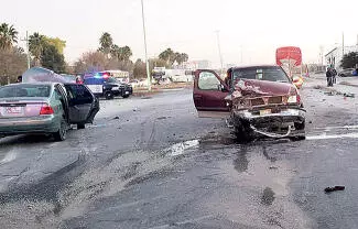 Seis personas severamente lesionadas y cuantiosos daños materiales, fue el saldo de un aparatoso choque múltiple.