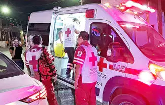 El fuerte impacto lo proyectó contra el pavimento, resultó lesionado