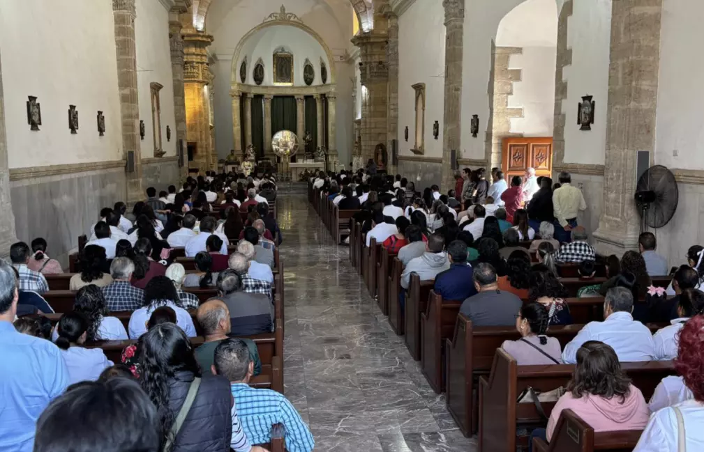 Tomando como base el pasaje del Evangelio de San Mateo, el sacerdote reflexionó sobre el llamado de Jesucristo a ser sal y luz, una invitación que v
