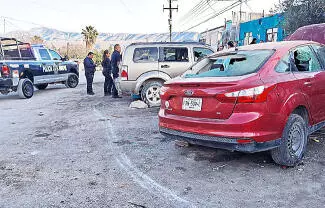 Al menos tres domicilios resultaron con vidrios quebrados y alrededor de cuatro vehículos presentaron daños considerables