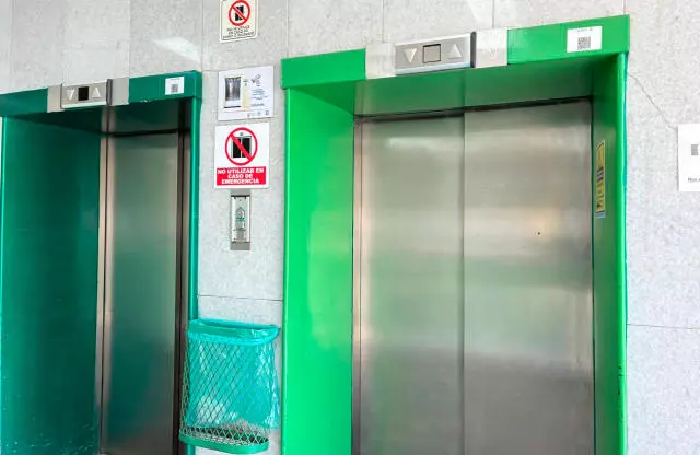 De acuerdo con información preliminar, las personas afectadas permanecieron atrapadas alrededor de 15 minutos antes de ser liberadas por los elemento