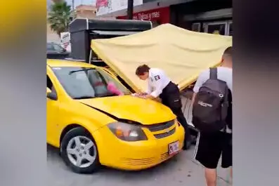 De acuerdo con los primeros reportes, el conductor del vehículo involucrado intentó realizar un cambio de carril cuando se percató de que otro auto