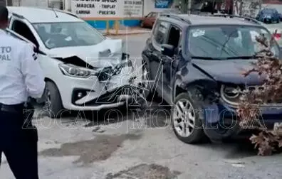 Agentes de tránsito municipal se dieron a la tarea de organizar la circulación vehicular en la zona para evitar mayores afectaciones viales durante el tiempo que duró el peritaje y el retiro de las unidades accidentadas.