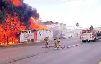 De acuerdo con los comentarios que escuchó entre los residentes del lugar, duda que el incendio se desatara en el yonke, pues las versiones apuntan a que se trató de una quema de solventes o basura que se salió de control.