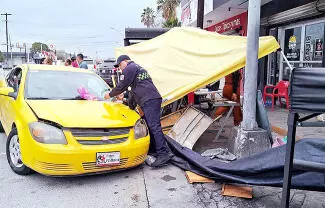 Conductora iba a gran velocidad; quería llegar temprano a su trabajo y chocó contra el negocio que atendía a los primeros clientes