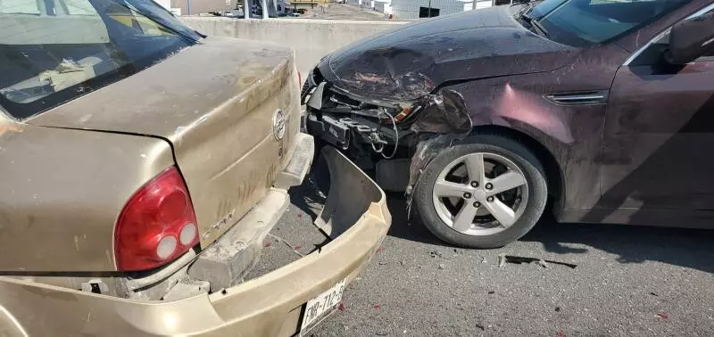 Afortunadamente, el percance no dejó personas lesionadas; sin embargo, paramédicos de la Benemérita Cruz Roja arribaron al lugar para valorar a los automovilistas involucrados.