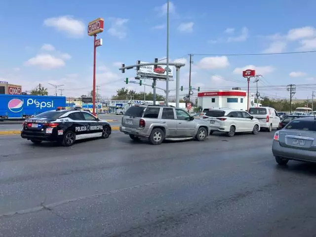 Afortunadamente no se reportaron personas lesionadas, únicamente daños materiales en las unidades involucradas.