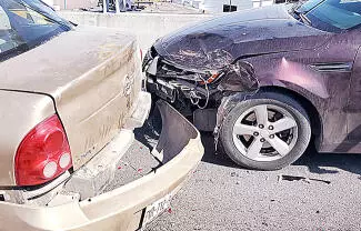Costosos daños materiales y caos vial dejó una carambola entre tres vehículos que se registró la tarde de ayer.