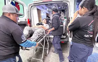 Un hombre identificado como Édgar Iván Mata Ríos, de 38 años de edad, fue auxiliado por socorristas del Grupo de Rescate y Urgencias Médicas.