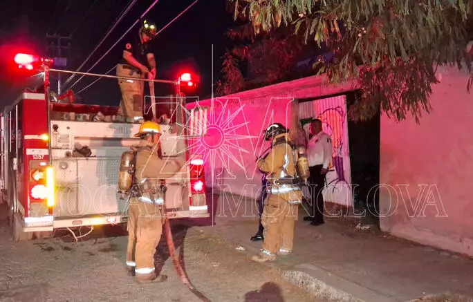 Al sitio se movilizaron al menos dos unidades de Protección Civil y Bomberos, cuyos elementos ingresaron al edificio para ubicar el origen del fuego. 