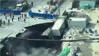 Un enorme sumidero se abrió en una transitada vía de Shanghái y se tragó parte de la carretera durante obras del metro, sin dejar heridos. 